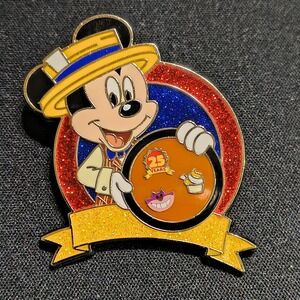 Disney Pin 2025 Celebrating 25 Years of Pins‎ Mickey Mouse Holding Board #170568